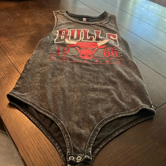 Vintage style Chicago Bulls onesie - Picture 2 of 4